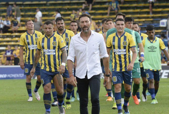 Pura desazón. El Kily encabeza la fila tras una dura derrota en el Gigante.
