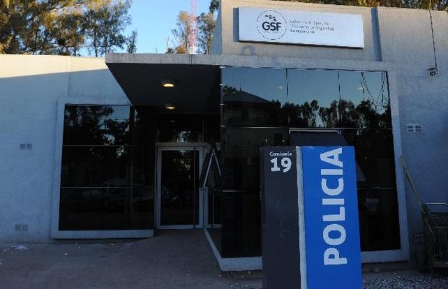 Le cortaron la luz a una comisaría y la policía se “enganchó”