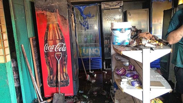 Paraná: se incendió por completo un quiosco en una esquina céntrica