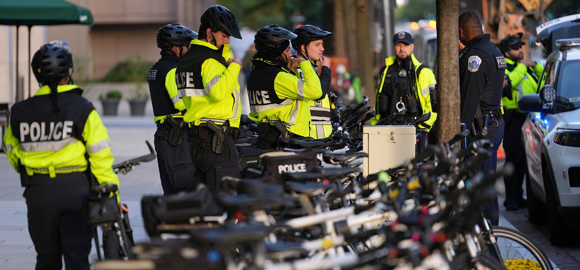 Agentes de la Policía Metropolitana de Washington se preparan para trabajar en los alrededores del complejo de la Casa Blanca, la madrugada del jueves 24 de septiembre de 2026, en Washington. (Foto AP/Mark Schiefelbein) Agentes de la Policía Metropolitana de Washington se preparan para trabajar en los alrededores del complejo de la Casa Blanca, la madrugada del jueves 24 de septiembre de 2026, en Washington. (Foto AP/Mark Schiefelbein)