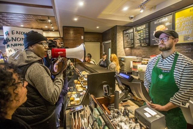 filadelfia. Protestas por la detención de dos clientes afroamericanos.