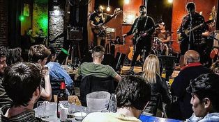Para aprovechar el aire libre los bares tienden a desplegarse en las veredas, calles y plazas, muchos con música en el exterior que molesta a los vecinos.
