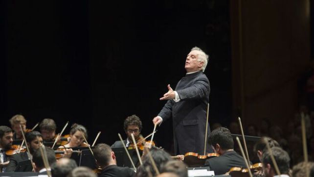 En acción. Barenboim dirigirá mañana la West-Eastern Divan Orchestra en el CCK. El 6 de agosto