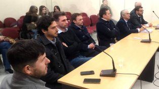El condenado Van Brook -tercero de izquierda a derecha- y el absuelto exintendente de Arroyo Seco, Nizar Esper, tercero de derecha a izquierda, en el fondo de la imagen. Foto: Fiscalía de Rosario.
