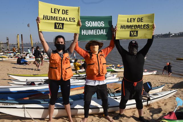 La Multisectorial de Humedales organizó una caravana de kayaks para concientizar al Congreso de la Nación.