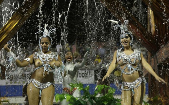 San pablo. Las escolas do samba bailaron bajo una lluvia torrencial.
