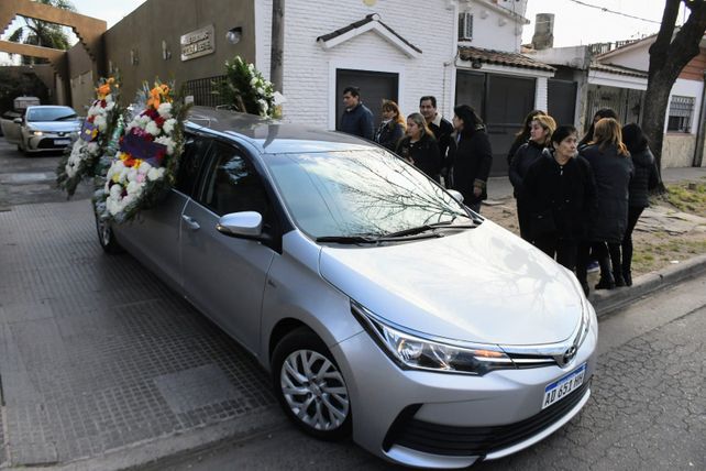 El último adiós. El cuerpo de Lucas Vega parte de la cochería de barrio Belgrano hacia el cementerio El Salvador. Gentileza: Juan José García