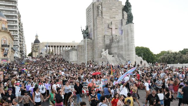 El colectivo LTGBIQANB+ marchó por las calles de Rosario para repudiar la ideología que promueve el gobierno de Milei.
