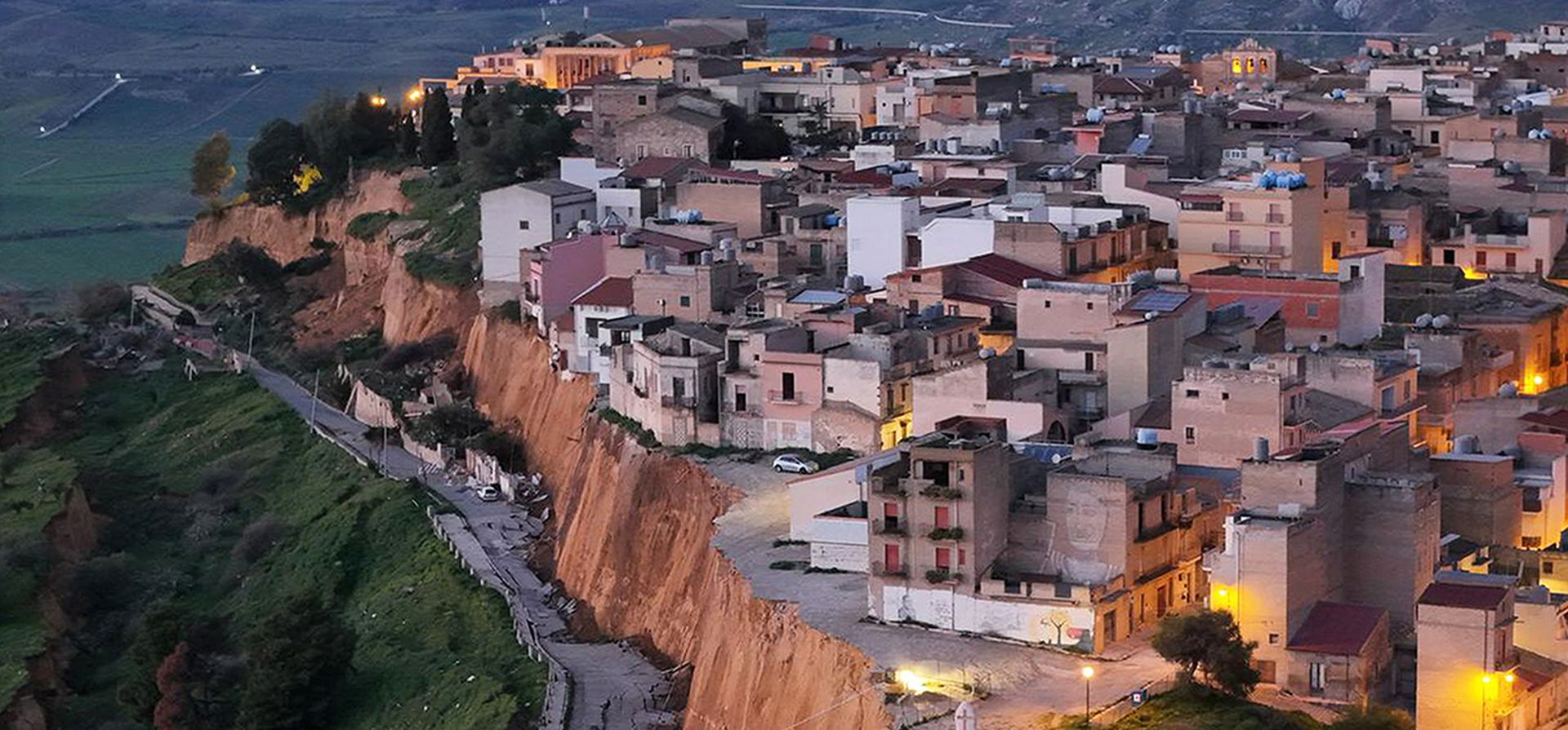 Vista aérea de la localidad de Niscemi, cerca de Caltanissetta, en Sicilia, en el sur de Italia, el 27 de enero de 2026, donde las fuertes tormentas causaron un alud y obligaron a evacuar a unos 1.500 residentes. (Alberto Lo Bianco/LaPresse vía AP) Vista aérea de la localidad de Niscemi, cerca de Caltanissetta, en Sicilia, en el sur de Italia, el 27 de enero de 2026, donde las fuertes tormentas causaron un alud y obligaron a evacuar a unos 1.500 residentes. (Alberto Lo Bianco/LaPresse vía AP)