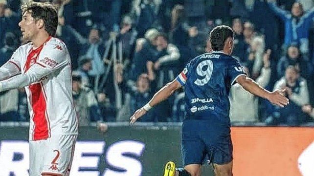 Independiente Rivadavia superó 2-1 a Huracán.