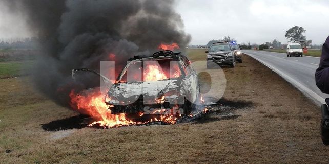 Súbito incendio de un auto con pérdidas totales y los tres ocupantes ilesos