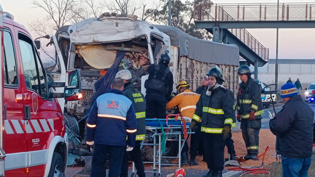 Choque en la autopista a Córdoba. Bomberos y personal del Sies trabajan en el rescate del chofer.&nbsp;