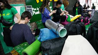 En Ciencia Política de la UNR, los estudiantes fueron a la asamblea con sus bolsas de dormir y otras pertenencias esperando la votación de una vigilia