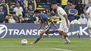 Elías Verón trepa por la derecha y busca el desequilibrio. El lateral hizo su but en Central.