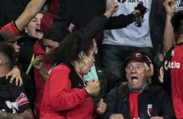 La emotiva historia del abuelo que cumplió su sueño de ver a Colón finalista