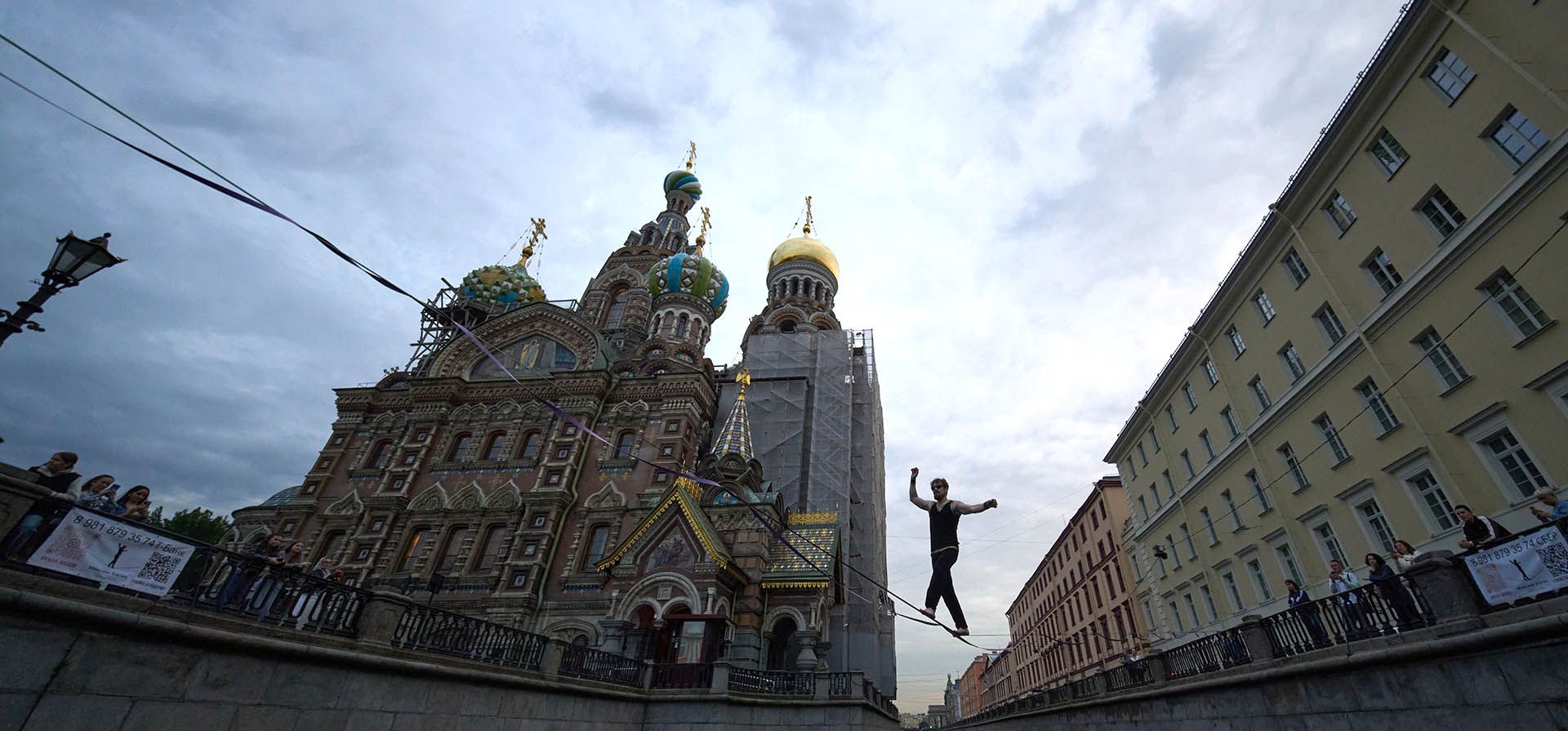 El funambulista Maxim Kagin realiza su actuación sobre el canal Griboyédov, junto a la Catedral del Salvador sobre la Sangre Derramada en San Petersburgo, Rusia, el viernes 28 de agosto de 2026. (Foto AP/Dmitri Lovetsky)