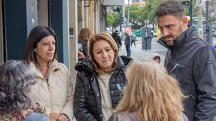 Clara García, Mónica Fein y Enrique Estévez durante una charla con vecinos.