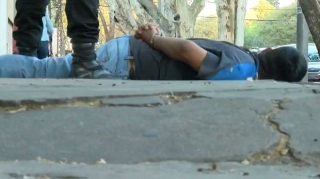 Robó a un peatón y huyó en taxi, pero un motociclista lo persiguió y lo redujo