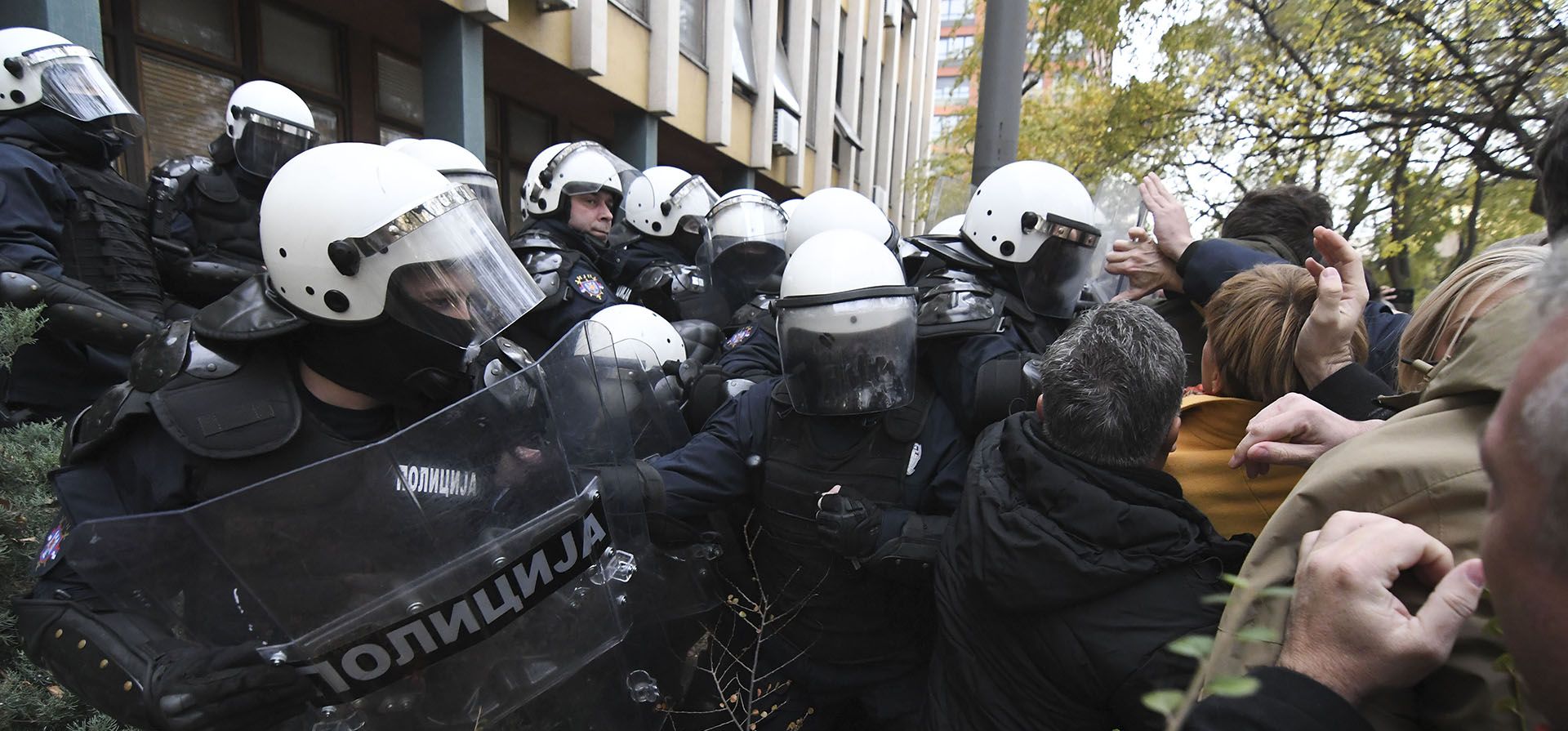 Escaramuzas entre la policía serbia y manifestantes de la oposición que exigen arrestos por el derrumbe mortal del techo de una estación de trenes en Novi Sad, Serbia, el miércoles 20 de noviembre de 2024. (Foto AP)