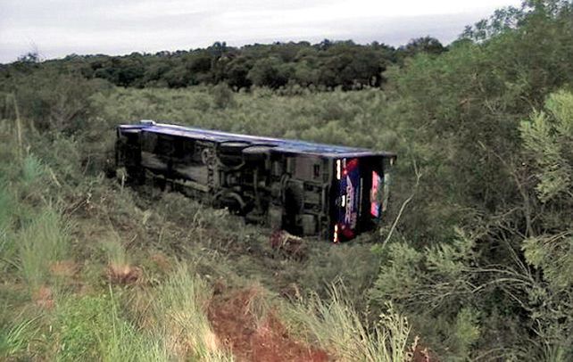 Volcado. El transporte salió del carril y quedó tumbado en una depresión al costado de la ruta.