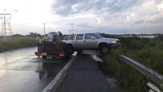Una camioneta se despistó y chocó un guardarail en la ruta 168