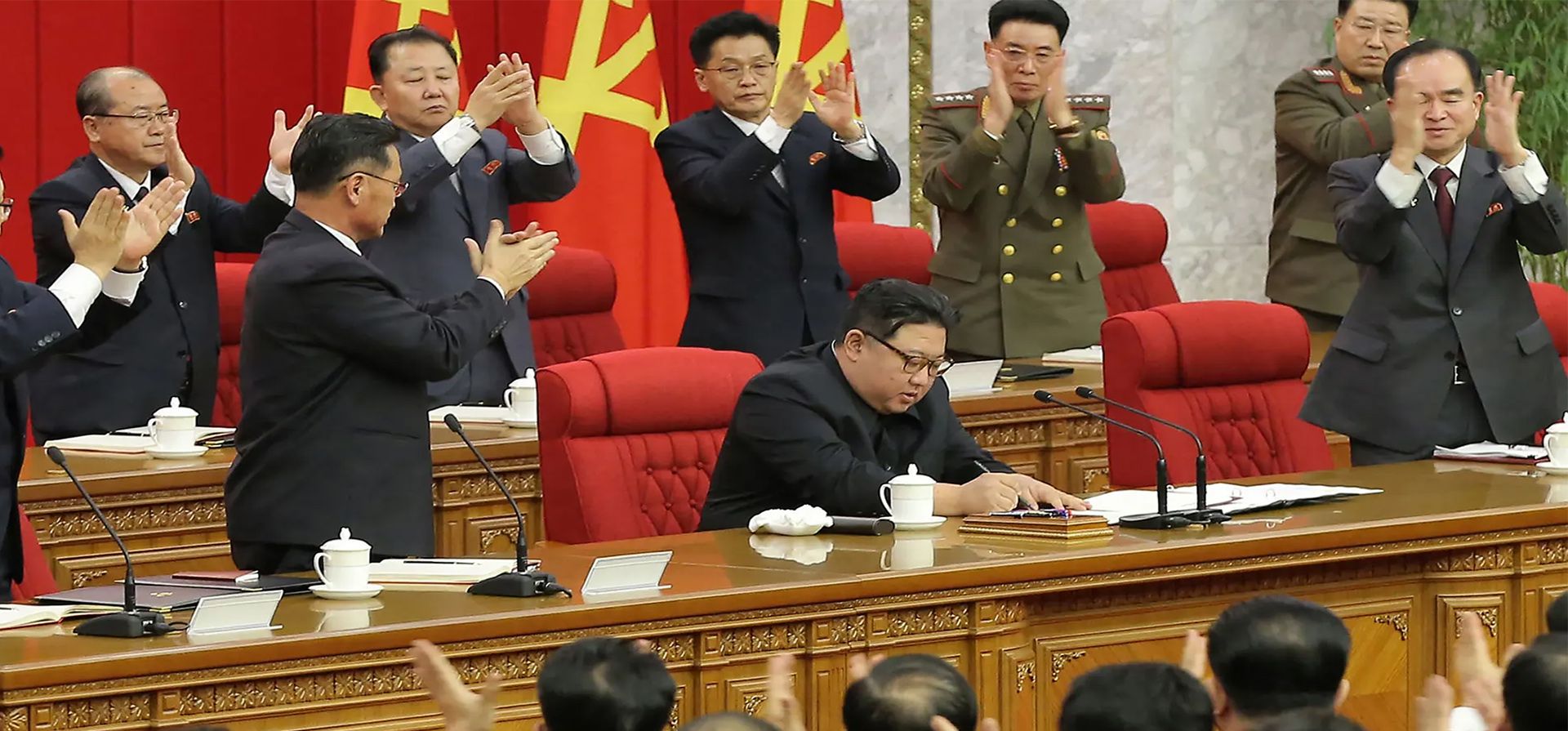 Kim Jong-un firma una orden durante una reunión del politburó, Pyongyang, Corea del Norte. Fotografía: KCNA VIA KNS/AFP/Getty Images Kim Jong-un firma una orden durante una reunión del politburó, Pyongyang, Corea del Norte. Fotografía: KCNA VIA KNS/AFP/Getty Images