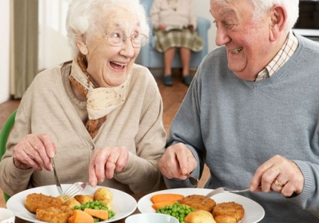 Cenar después de las 21 produce somnolencia diurna en la tercera edad