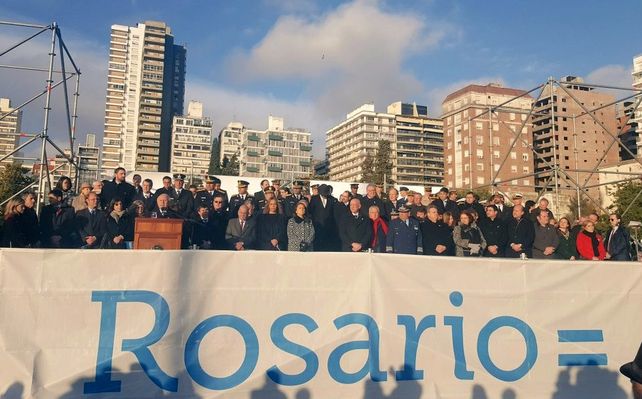 La intendenta participó del tradicional izamiento a la bandera.