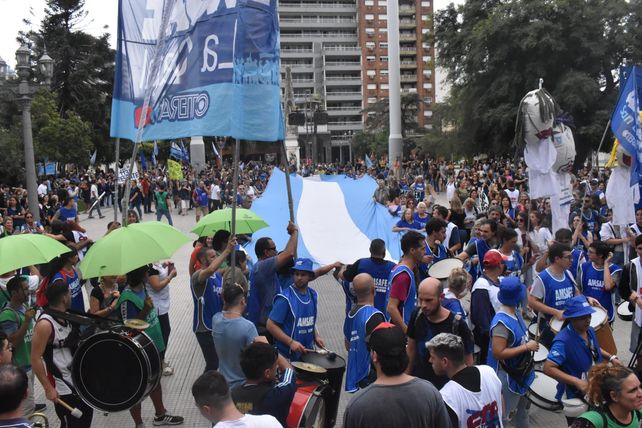 Docentes y profesionales de la salud llevaron a Santa Fe su reclamo de aumento salarial