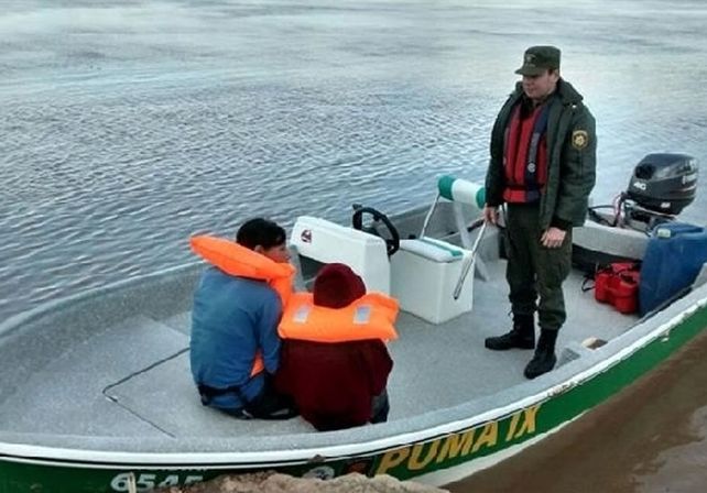 El momento en que la menor es trasladada por el personal de Los Pumas al hospital de Reconquista. / gentileza SanJavierenReflejos.