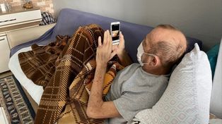 Muzaffer Kayasan, un enfermo de leucemia residente de Estambul (Turquía), lleva 14 meses aislado tras haber dado positivo de Covid-19 en 78 tests