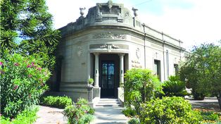 El edificio en el que funcionaba la escuela perteneció a una familia que la donó para que se asiente la institución educativa.