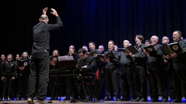 La Municipalidad de Paraná inició los festejos por el Día de la Independencia con la tradicional Gala Patria en el Teatro 3 de Febrero.