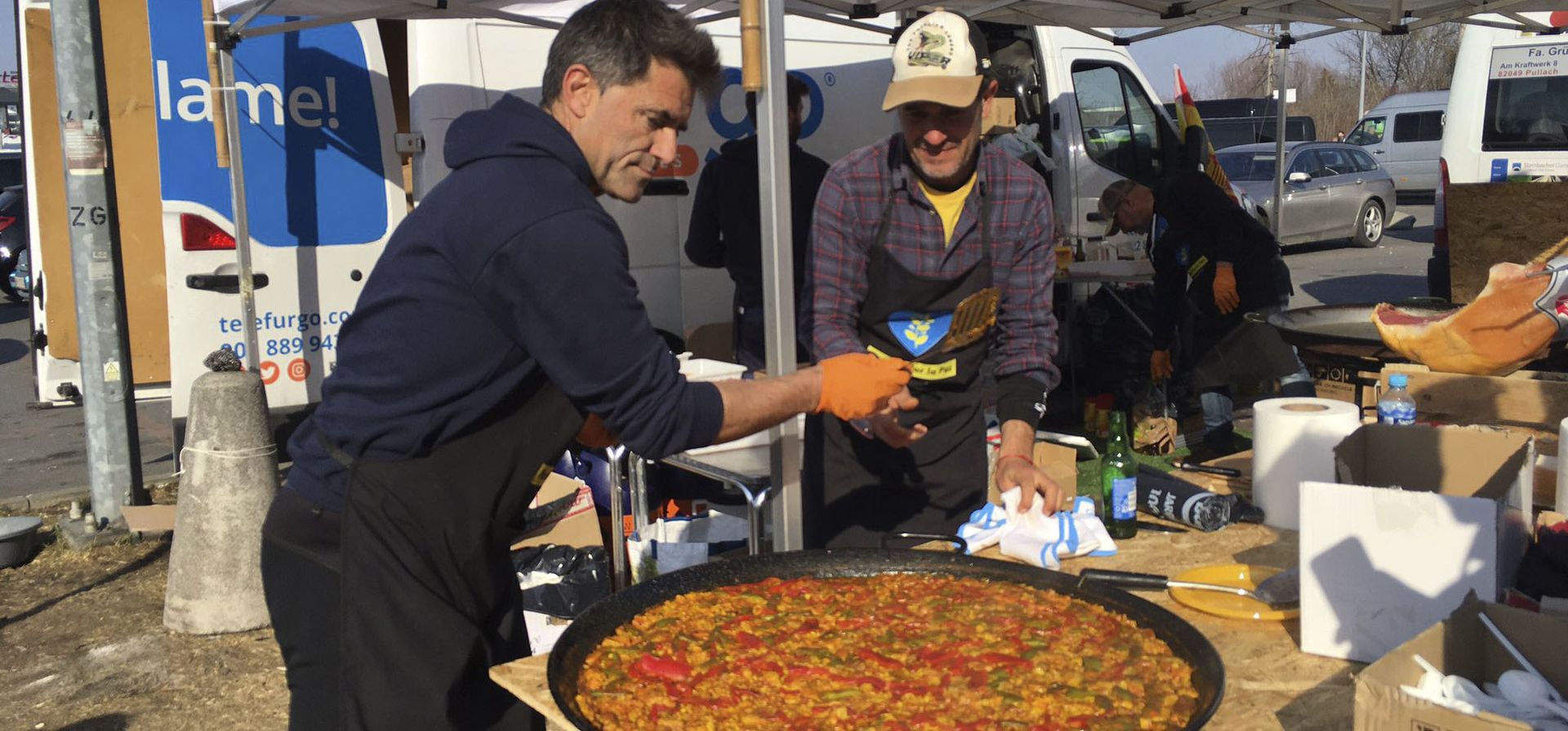 Una paella española preparan para los refugiados ucranianos en Przemysl, Polonia, el martes 15 de marzo de 2022. Un grupo de amigos españoles que se hacen llamar "Paellas por la Paz" han instalado sus grandes sartenes para cocinar en un centro de distribución de ayuda humanitaria cerca de la frontera, para alimentar a los refugiados que cruzan desde Ucrania.