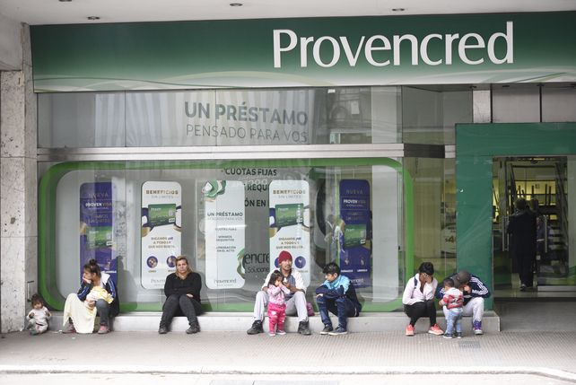 Cada vez más mujeres se endeudan para costear la subsistencia familiar.