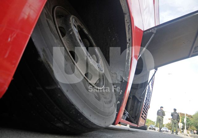 Un colectivo con pasajeros perdió una rueda en el macrocentro santafesino