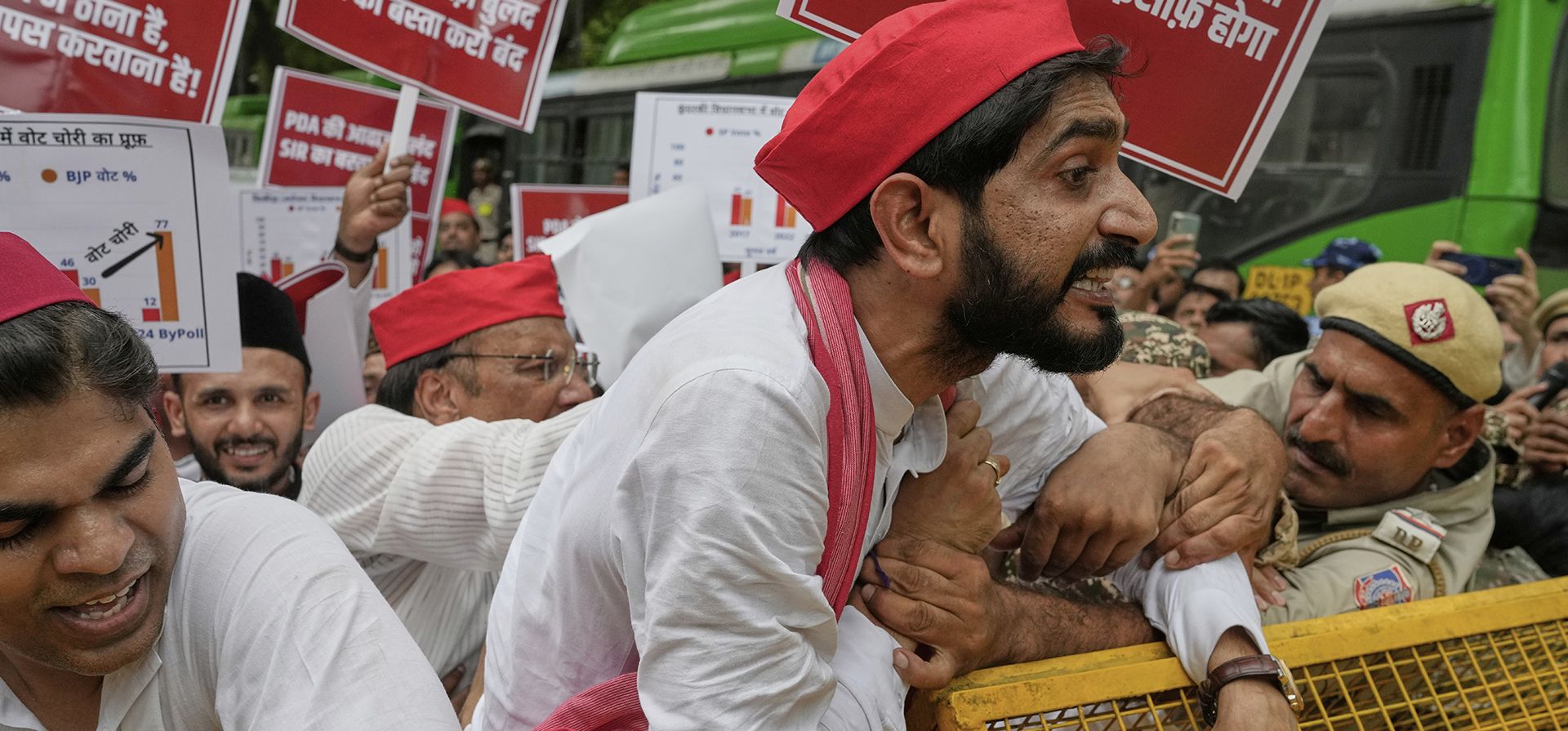 Varios legisladores de partidos de oposición intentan romper una barricada policial durante una protesta para exigir la revocación de una controvertida revisión del censo electoral en uno de los estados más pobres del país, donde se celebrarán elecciones clave en noviembre. El lunes 11 de agosto de 2025, en Nueva Delhi, India. (Foto AP/Manish Swarup) Varios legisladores de partidos de oposición intentan romper una barricada policial durante una protesta para exigir la revocación de una controvertida revisión del censo electoral en uno de los estados más pobres del país, donde se celebrarán elecciones clave en noviembre. El lunes 11 de agosto de 2025, en Nueva Delhi, India. (Foto AP/Manish Swarup)