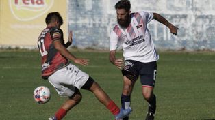 No pudo el charrúa. Ignacio Bogino intenta salir jugando ante Llodrá. El defensor tuvo una buena labor en la igualdad ante Claypole.&nbsp; 