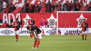 Desazón. Maxi, resignado tras el tercer gol de Gimnasia. Atrás, Aníbal Moreno camina cabizbajo.
