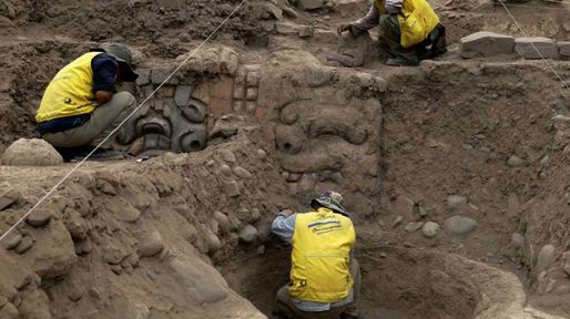Desentierran un santuario en Perú con frisos de colores de 3.500 años