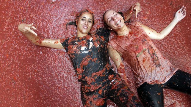 Tomatina, la batalla roja celebra su fiesta anual con un mensaje contra la homofobia