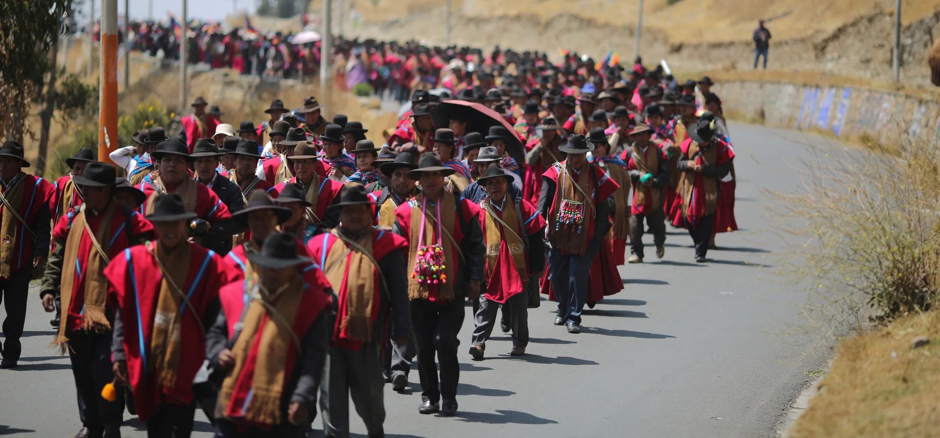 Integrantes del movimiento social Ponchos Rojos marchan en apoyo al expresidente Evo Morales, El Alto, Bolivia. Fotografía: Gastón Brito/Getty Images Integrantes del movimiento social Ponchos Rojos marchan en apoyo al expresidente Evo Morales, El Alto, Bolivia. Fotografía: Gastón Brito/Getty Images