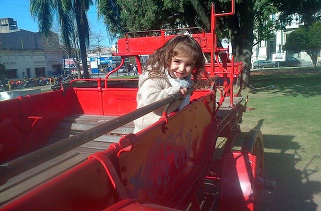 Actual. Una de las fotos más recientes muestra a la pequeña Lola manejando el mítico Carro de Bomberos de la plaza.