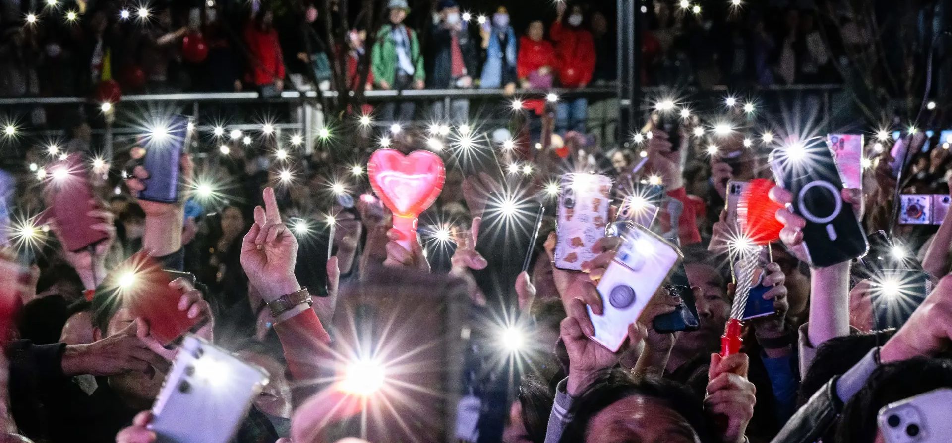 Simpatizantes del partido gobernante Poder Popular levantan las linternas de sus teléfonos durante un mitin de campaña, Seúl, Corea del Sur. Fotografía: Anthony Wallace/AFP/Getty Images Simpatizantes del partido gobernante Poder Popular levantan las linternas de sus teléfonos durante un mitin de campaña, Seúl, Corea del Sur. Fotografía: Anthony Wallace/AFP/Getty Images