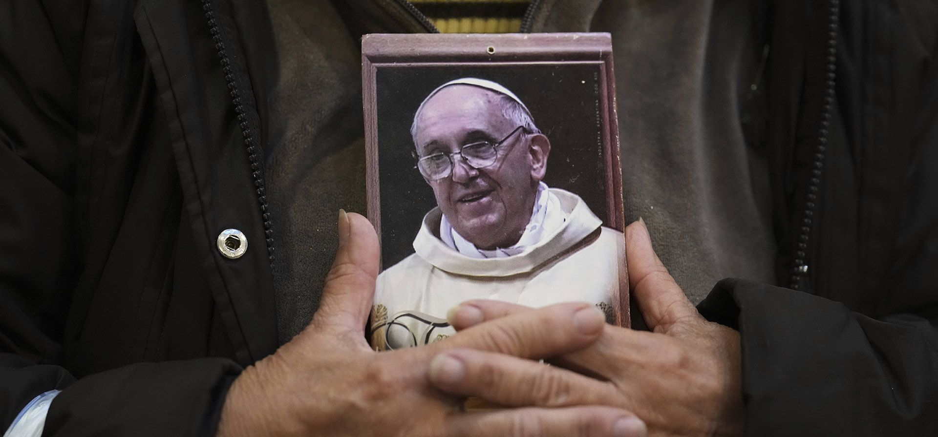 Un fiel sostiene un retrato del difunto papa Francisco en la Basílica de San José de Flores, donde rezaba en su juventud, tras el anuncio del Vaticano de su fallecimiento en Buenos Aires, Argentina, el lunes 21 de abril de 2025. (Foto AP/Gustavo Garello) Un fiel sostiene un retrato del difunto papa Francisco en la Basílica de San José de Flores, donde rezaba en su juventud, tras el anuncio del Vaticano de su fallecimiento en Buenos Aires, Argentina, el lunes 21 de abril de 2025. (Foto AP/Gustavo Garello)
