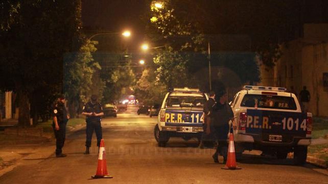 Móviles policiales de la comisaría cuarta acudieron al club.&nbsp;