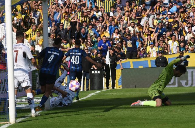 Central fue con todo por el triunfo pero no pudo con un hombre de más y fue 1 a 1
