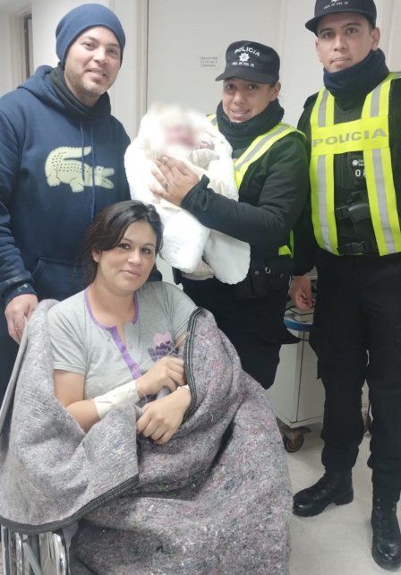 Los suboficiales Jorge Díaz y Maira Correa junto a la familia tras la situación de emergencia que tuvo final feliz.