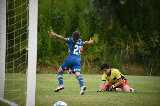 Verónica Acuña celebra en el triunfo de Central ante Defensores de Belgrano.