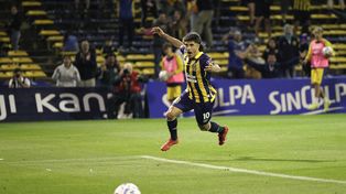 El alocado festejo de Ignacio Malcorra, el gol de penal para el 1 a 0 de Central sobre Vélez. Lequi quería a Nacho de shoteador.